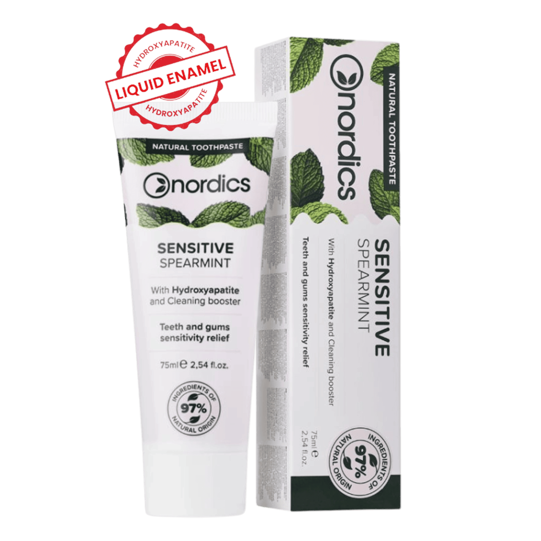 PASTA DO ZĘBÓW REMINERALIZUJĄCA SENSITIVE Z PŁYNNYM SZKLIWEM BEZ FLUORU 75 ml – NORDICS PASTA DO ZĘBÓW REMINERALIZUJĄCA SENSITIVE Z PŁYNNYM SZKLIWEM BEZ FLUORU 75 ml – NORDICS
